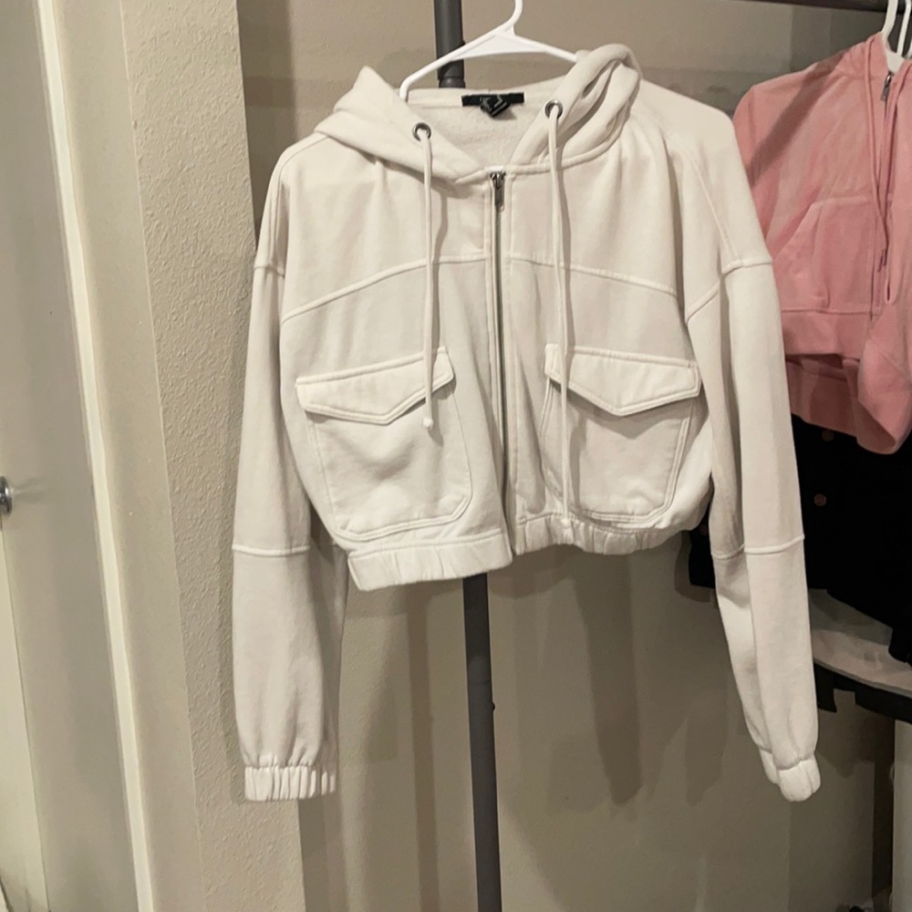 Forever 21 medium cream zip up cropped jacket
